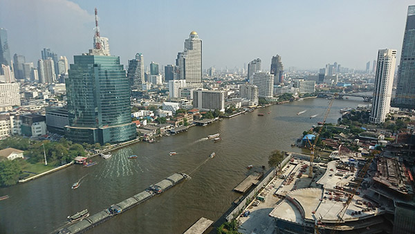 写真3:会場ホテルからのチャオプラヤ川の景色(昼)