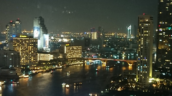 写真４：会場ホテルからのチャオプラヤ川の景色（夜）