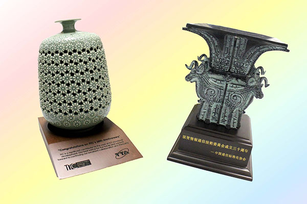 Left: Congratulatory gift from TTA (Korea)　　　　Right: Congratulatory gift from CCSA (China)