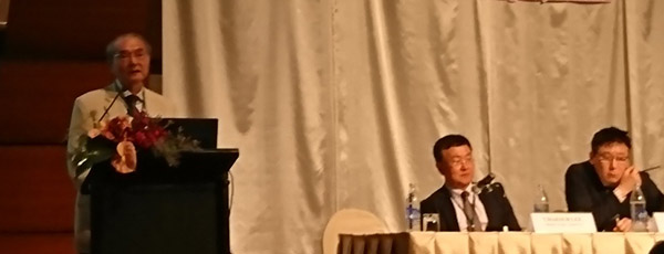 写真2:基調講演をされる井上氏と壇上のITU-T局長Lee氏とASTAP副議長のKim氏