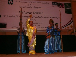 写真4:歓迎レセプション(フィリピン民族舞踊)
