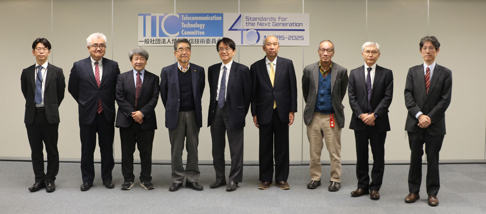 左から荻野 芳彦氏、杉山 徹氏、川森雅仁氏、矢口 博久氏、千葉 敏雄氏、栗田 泰市郎氏、久武 雄三氏、鈴木 均氏、田尻信行