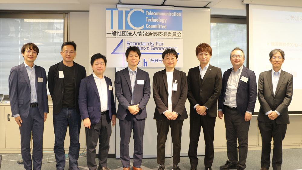 左から横田 大輔氏、傳寳 浩史氏、熊倉 顕氏、小川 宗晃氏、中野 裕介氏、黒田 哲史氏、土尻 俊輔氏、田尻 信行