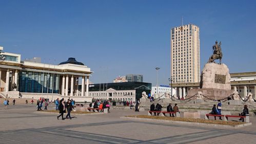 会場ホテルと隣接するモンゴル政府宮殿のスフバートル広場からの眺め