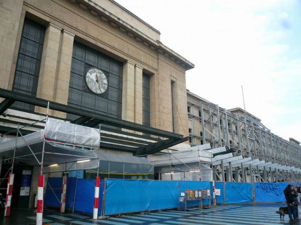 写真3 改修中のコルナバン駅.