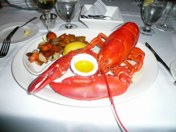 写真7 地元名産のロブスター料理